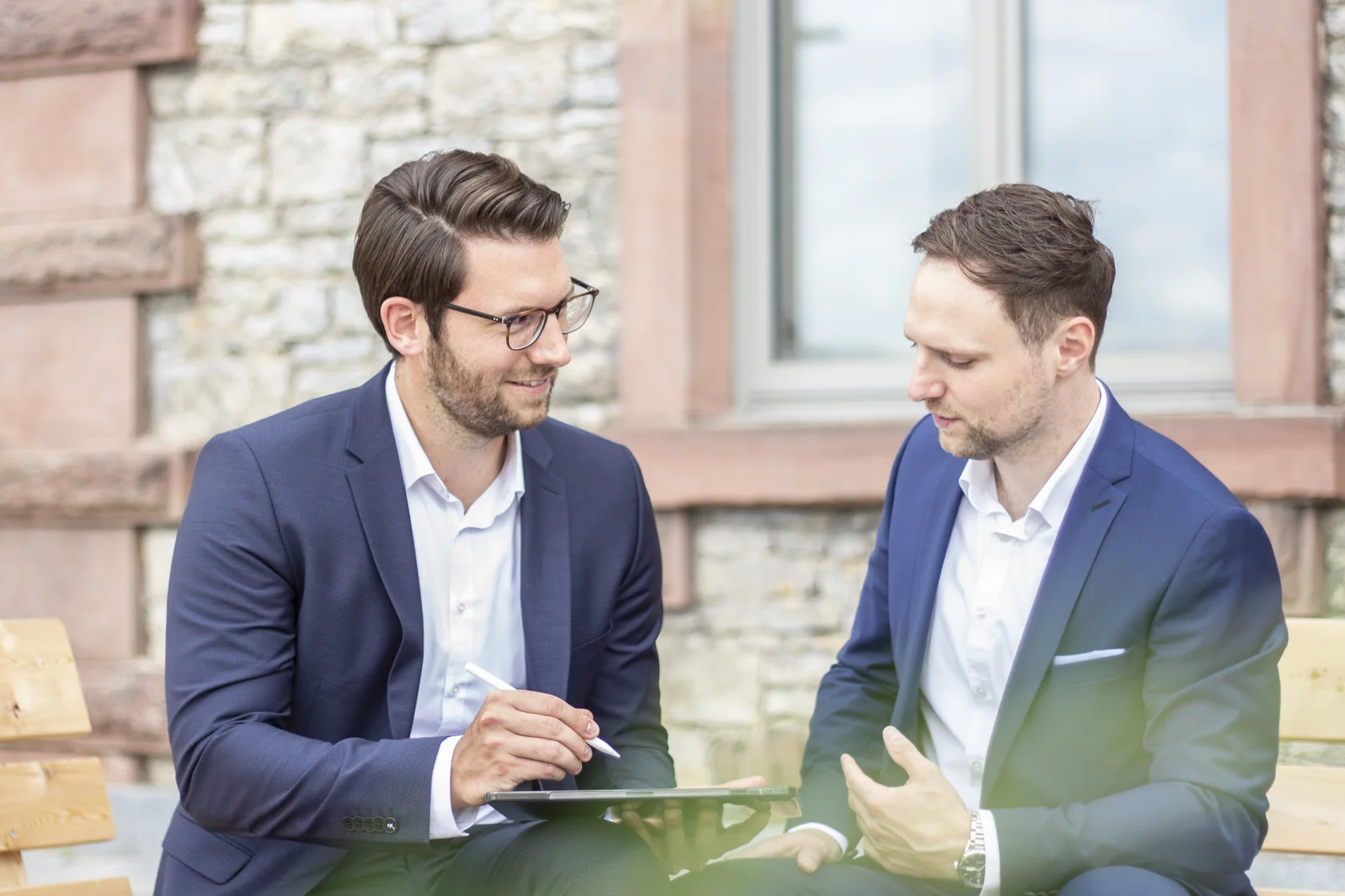 Moritz Menzel und Dominik Tschinkl beraten sich gemeinsam anhand eines Tablets