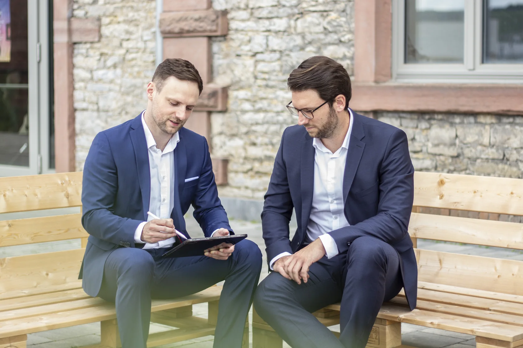Dominik Tschinkl und Moritz Menzel bei der gemeinsamen Arbeit im Freien